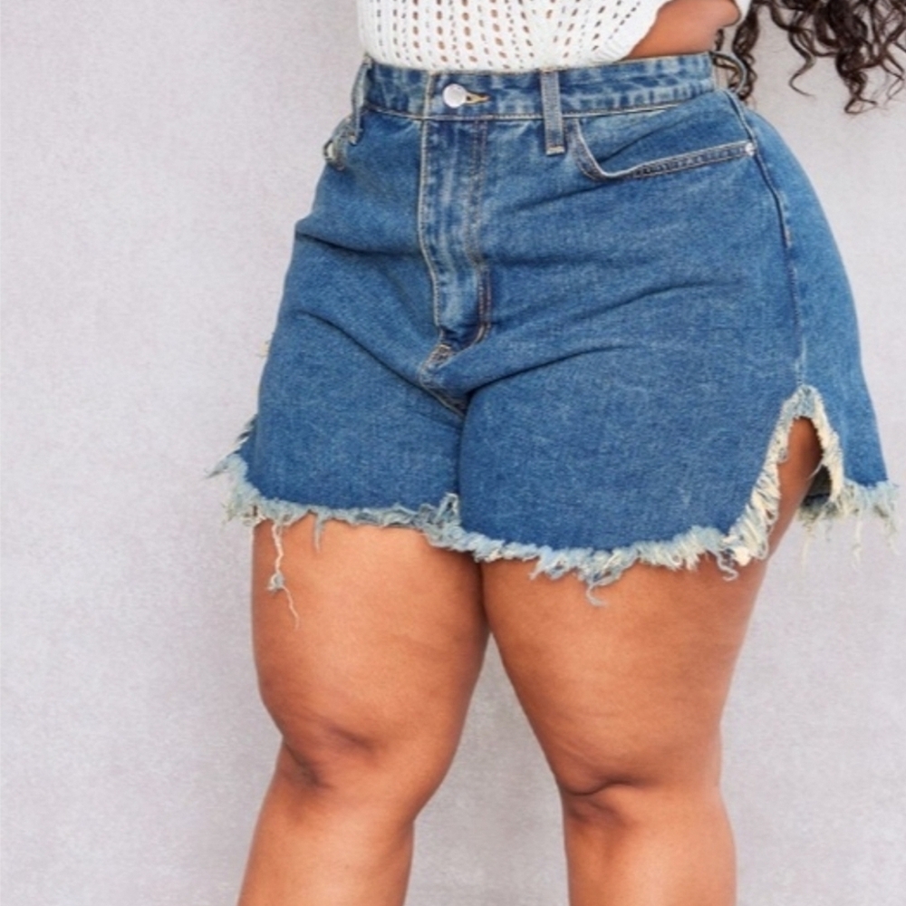 PrettyLittleThing Vintage Washed Frayed Hem Denim Shorts Size 22